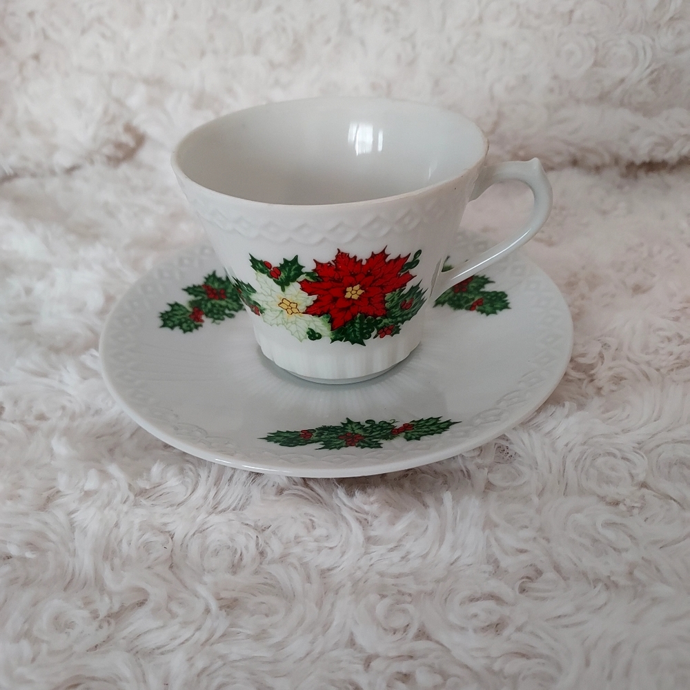 Vintage Dainty Poinsettia Christmas Tea Cup & Saucer set by Inarco Japan Holiday